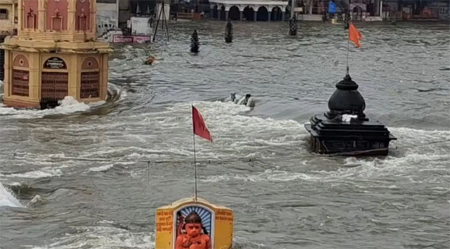 नासिक में बाढ़ का दुर्दशापूर्ण दृश्य नासिक में बाढ़ का दुर्दशापूर्ण दृश्य