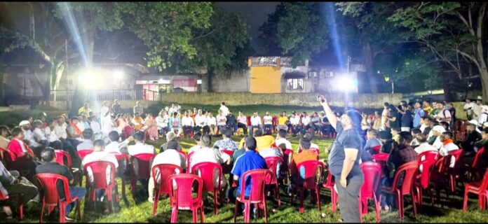 विधायक पूर्णिमा साहू बैठक में संबोधित करती हैं