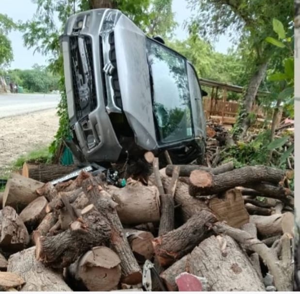 घटनास्थल की फोटो देखें घटनास्थल की फोटो देखें
