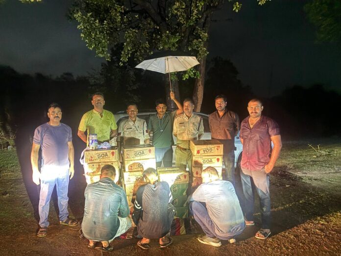 गिरफ्तार तस्करों के साथ जप्त की गई शराब