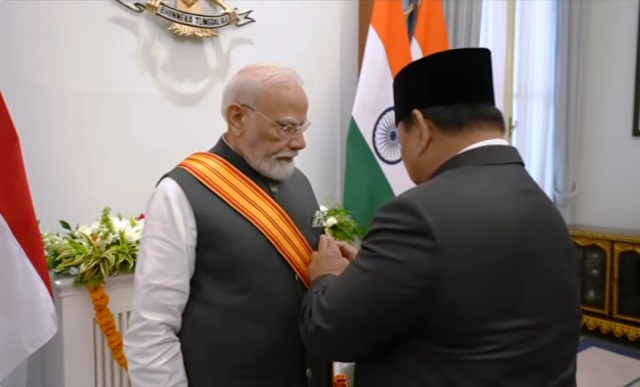इंडोनेशिया के राष्ट्रपति प्रभुवो सुबियांतो मोदी को सम्मान देते हुए इंडोनेशिया के राष्ट्रपति प्रभुवो सुबियांतो मोदी को सम्मान देते हुए