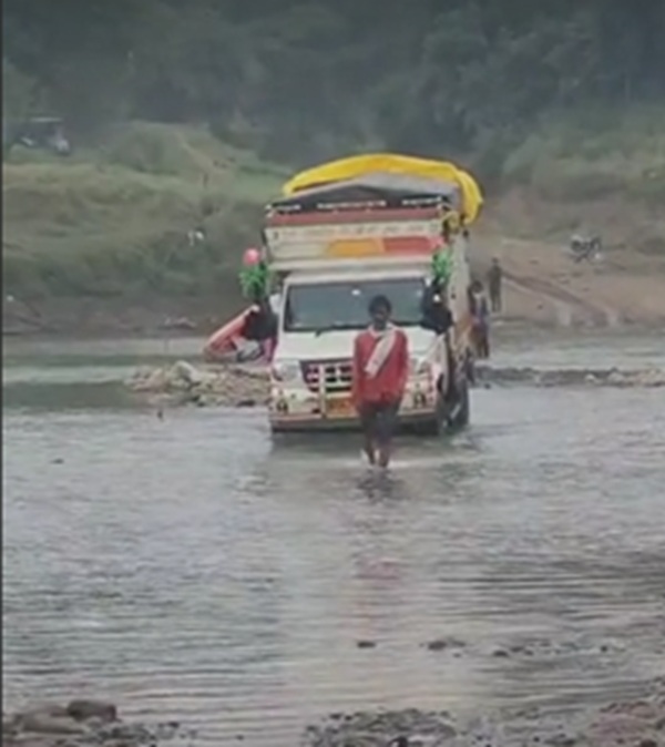भोपाल में वैकल्पिक मार्ग जलमग्न, बाढ़ का खतरा बढ़ गया है भोपाल में वैकल्पिक मार्ग जलमग्न, बाढ़ का खतरा बढ़ गया है