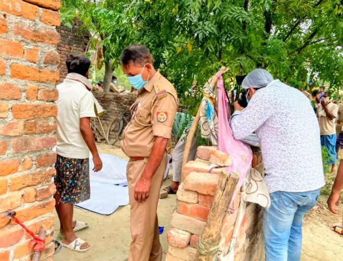 पुलिस जांच करती शव मिलने की सूचना पर पुलिस जांच करती शव मिलने की सूचना पर