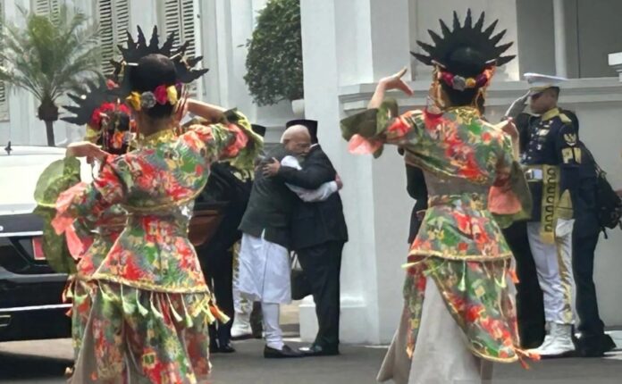 भारतीय प्रधानमंत्री नरेन्द्र मोदी इंडोनेशिया में