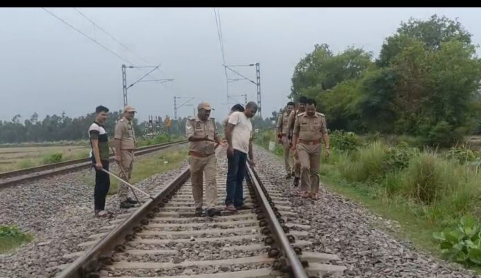 रेलवे ट्रैक पर पुलिस निरीक्षण करती
