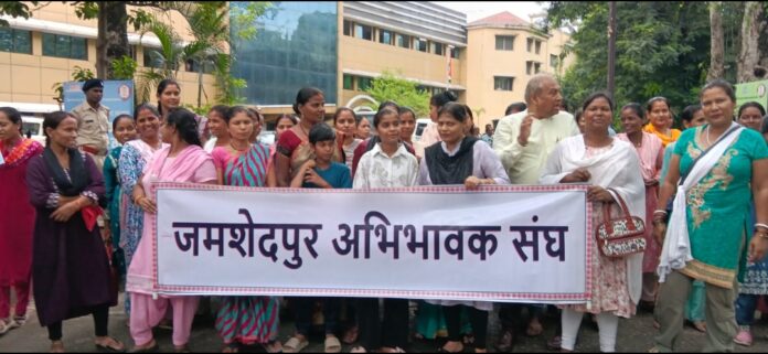 उपायुक्त कार्यालय पर प्रदर्शन उपायुक्त कार्यालय पर प्रदर्शन