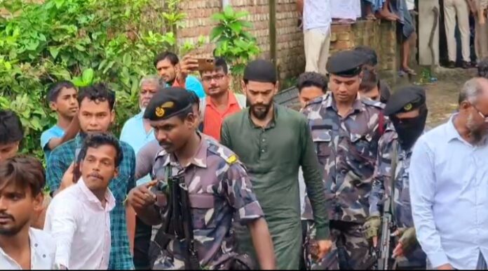 विधायक पीडित परिवार से मिलने जाते हुए