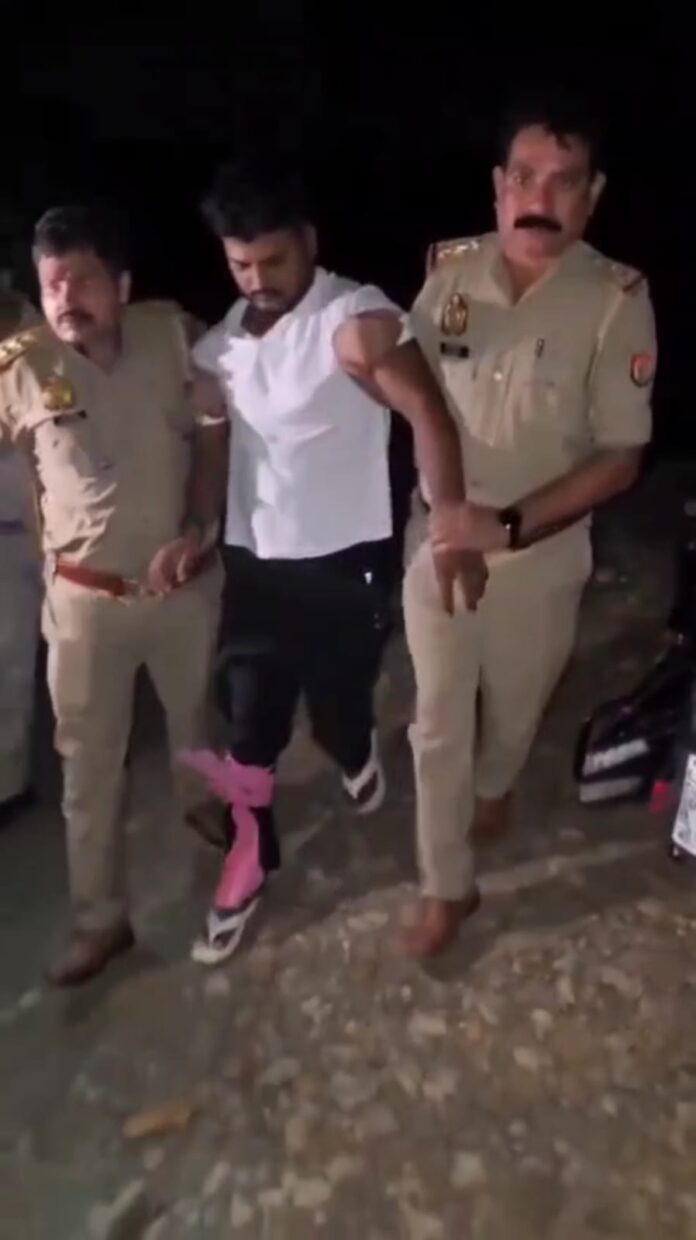 पुलिस अपराधी को गिरफ्तार करती है