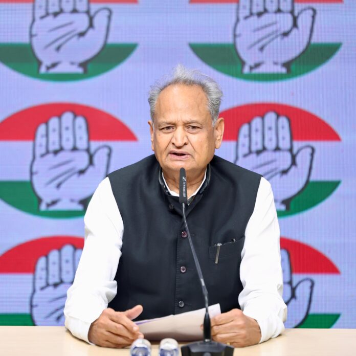 अशोक गहलोत राम मंदिर चढ़ावा चोरी पर बयान देते हुए अशोक गहलोत राम मंदिर चढ़ावा चोरी पर बयान देते हुए