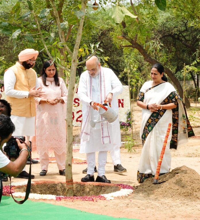 केंद्रीय गृह मंत्री अमित शाह पौधारोपण करते हुए केंद्रीय गृह मंत्री अमित शाह पौधारोपण करते हुए