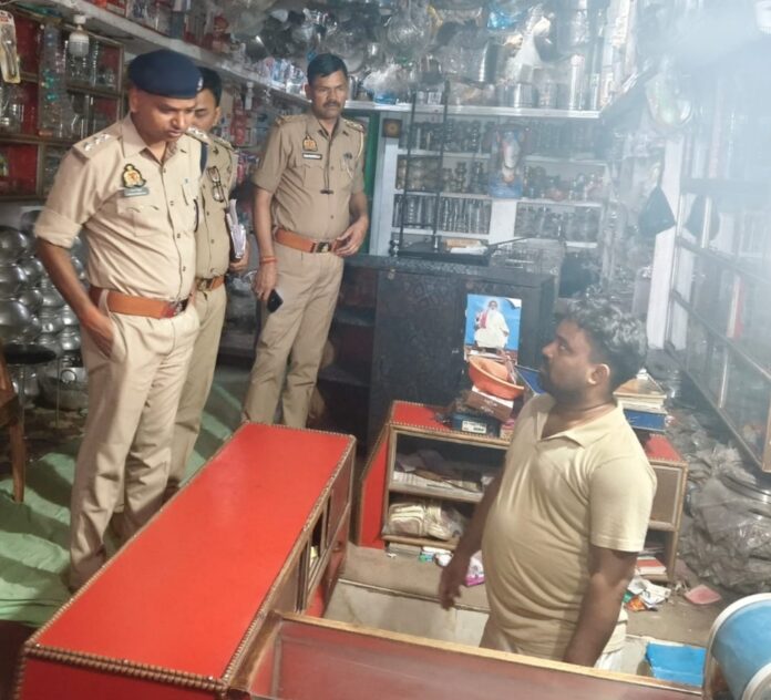 सीओ लालगंज अमर बहादुर जांच करते हुए सीओ लालगंज अमर बहादुर जांच करते हुए