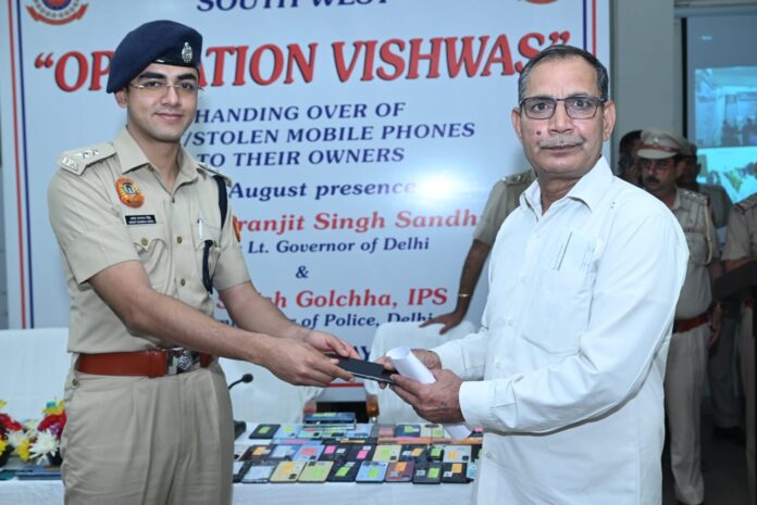फाेन लाैटाते हुए पुलिसकर्मी का वीडियो फाेन लाैटाते हुए पुलिसकर्मी का वीडियो