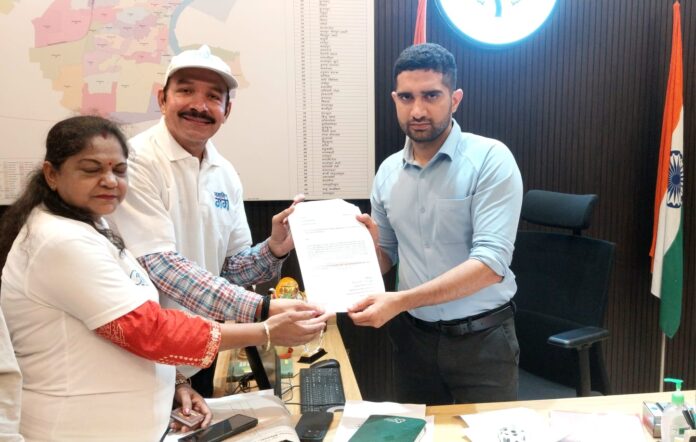 नगर आयुक्त को पत्रक सौंपते सामाजिक कार्यकर्ता नगर आयुक्त को पत्रक सौंपते सामाजिक कार्यकर्ता