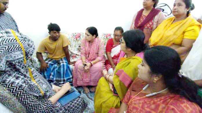 मंत्री सांसद परिवार से मिलना