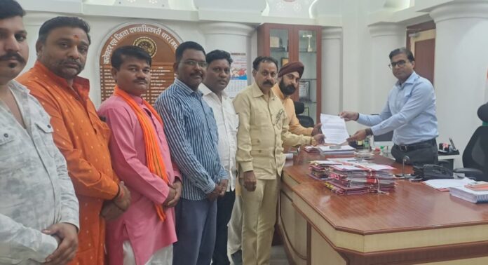 भाजपा पार्षद कलेक्टर को ज्ञापन देते हुए भाजपा पार्षद कलेक्टर को ज्ञापन देते हुए