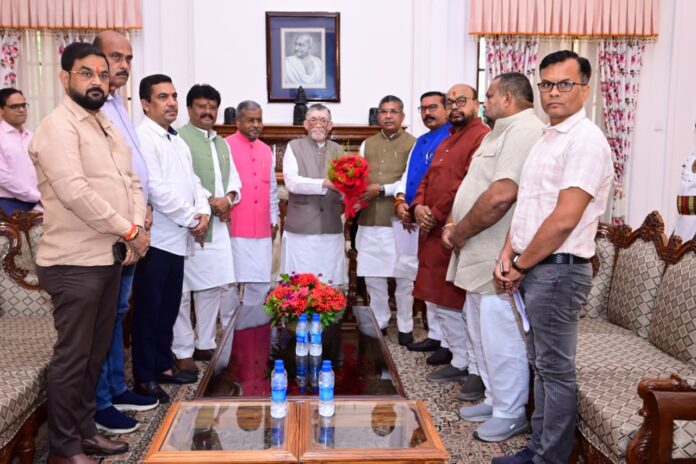 भाजपा नेताओं का राज्यपाल से मिलना