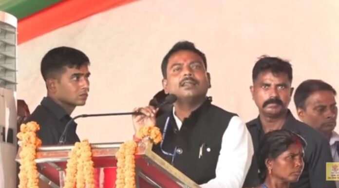 अररिया फोटो: मनोज विश्वास संबोधित करते