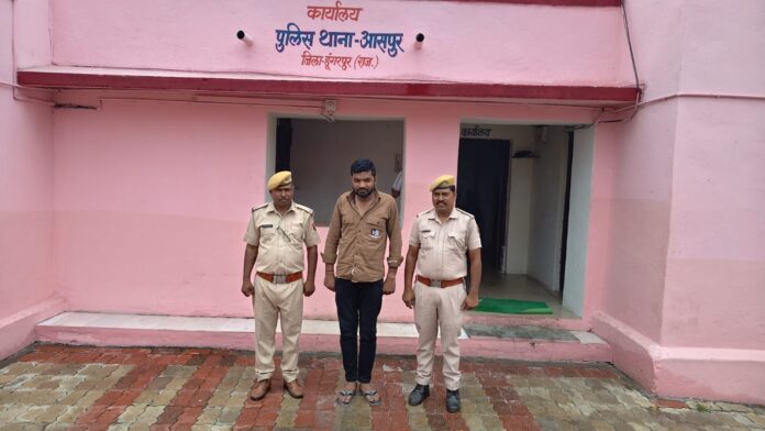 पुलिस गिरफ्त में ठगी का आरोपित पुलिस गिरफ्त में ठगी का आरोपित