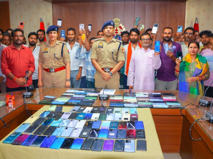 मोबाइल पाकर खुशी का इजहार करते लोग मोबाइल पाकर खुशी का इजहार करते लोग