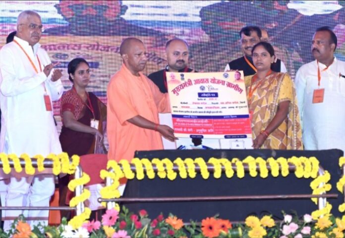 प्रतापगढ़ में मुख्यमंत्री लाभार्थियों को सम्मानित करते हुए