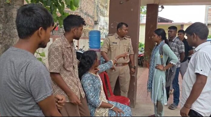 महिला को समझाती पुलिस, पुलिस की सख्ती का उदाहरण