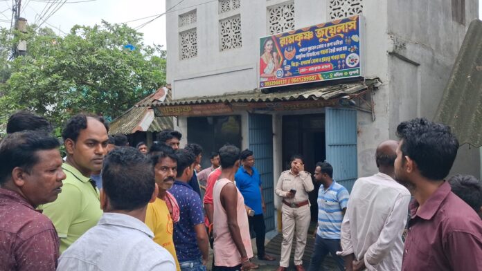 आभूषण दुकान के बाहर भीड़ आभूषण दुकान के बाहर भीड़