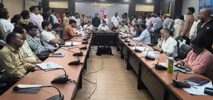 कलेक्टर समस्या सुनते हुए समाधान कलेक्टर समस्या सुनते हुए समाधान