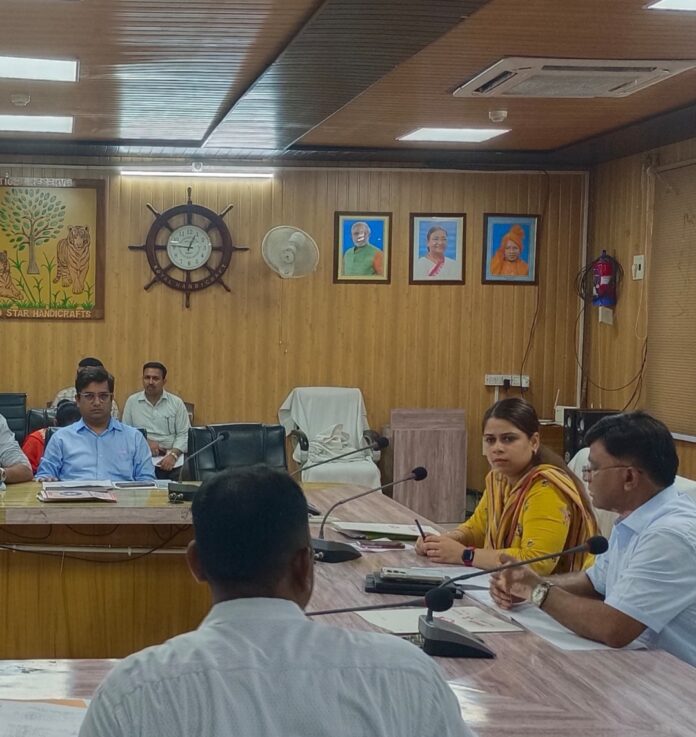 समीक्षा बैठक में डीएम जसजीत कौर समीक्षा बैठक में डीएम जसजीत कौर