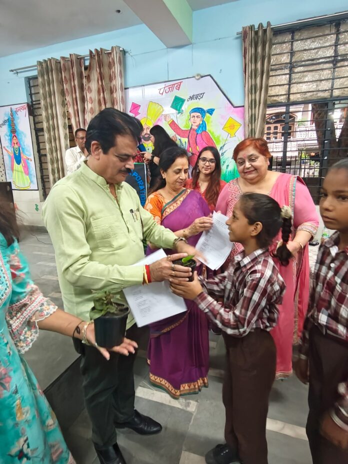 शिक्षा समिति के अध्यक्ष योगेश वर्मा विद्यार्थियों को पौधे देते हुए शिक्षा समिति के अध्यक्ष योगेश वर्मा विद्यार्थियों को पौधे देते हुए
