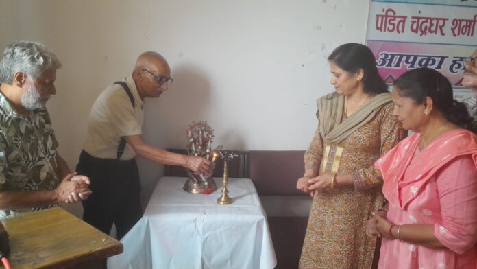 दीप प्रज्जवलन करते हुए लोग