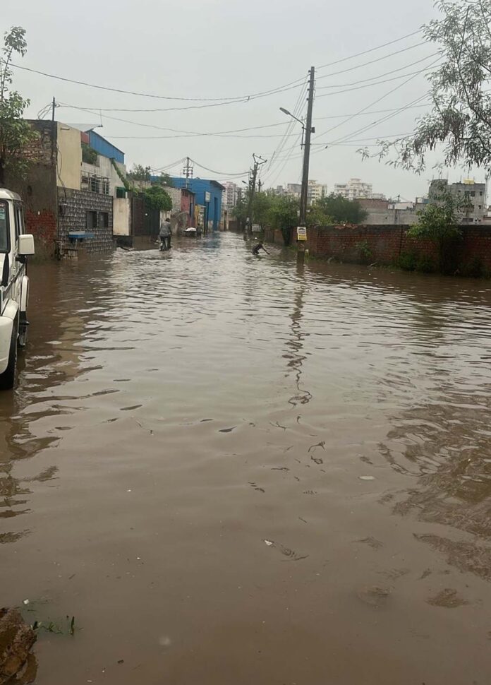 गुरुग्राम में मूसलाधार बरसात का दृश्य