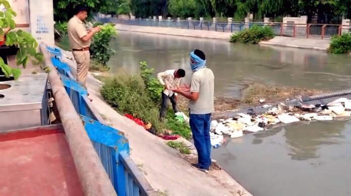 फतेहाबाद नहर से बोरी निकाली गई फतेहाबाद नहर से बोरी निकाली गई