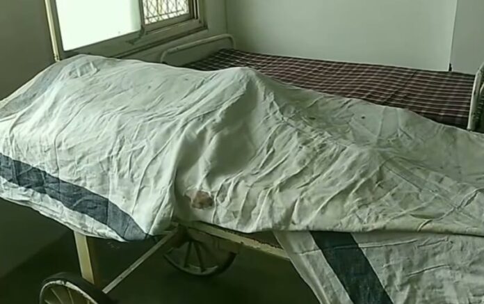 चिकित्सक मरीज को मृत घोषित करता है
