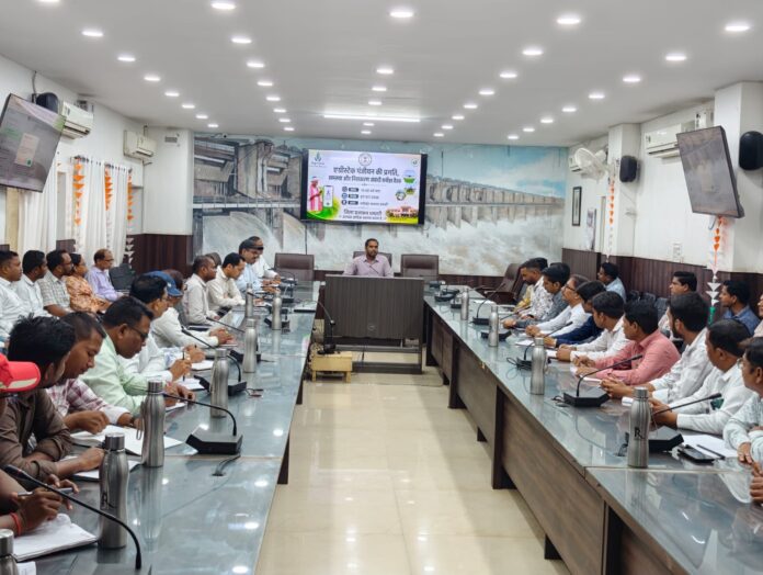कलेक्टर अबिनाश मिश्रा बैठक में कलेक्टर अबिनाश मिश्रा बैठक में