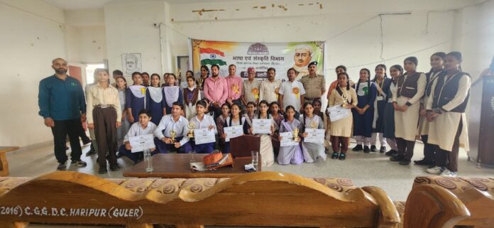 कार्यक्रम के विजेता छात्र और शिक्षक