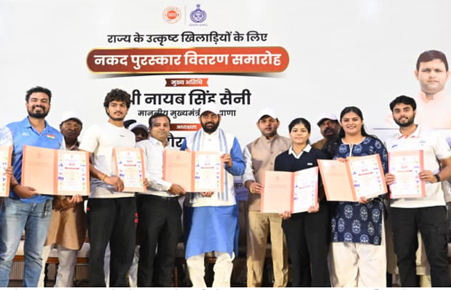 हरियाणा मुख्यमंत्री खिलाड़ियों के साथ हरियाणा मुख्यमंत्री खिलाड़ियों के साथ