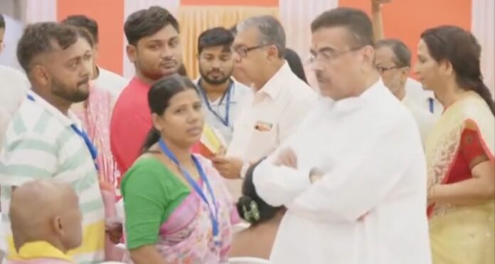 मुख्यमंत्री आर्थिक सहायता देते हुए