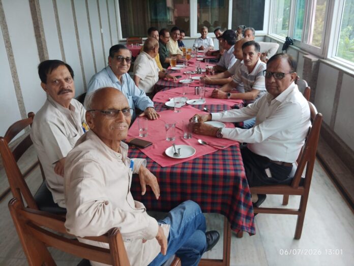 कृषि वैज्ञानिक बैठक में भाग लेते हुए