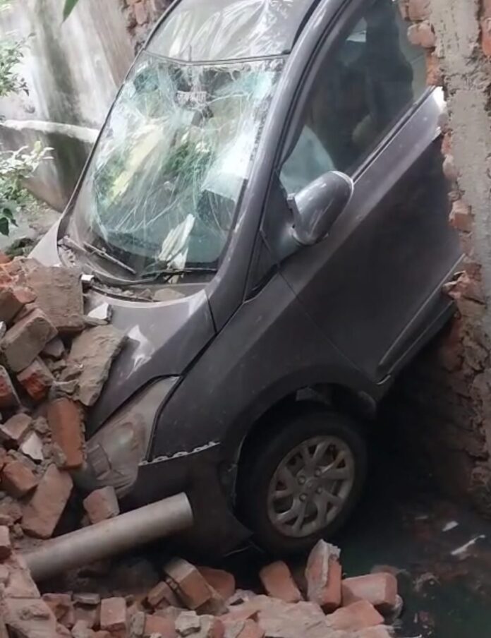 अनियंत्रित कार नाले पर लटकी