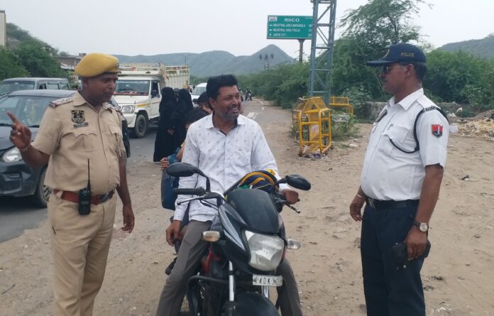 बिना हेलमेट वालों पर पुलिस का शिकंजा