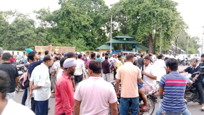 विरोध प्रदर्शन करते श्रमिक एमडी गेट पर