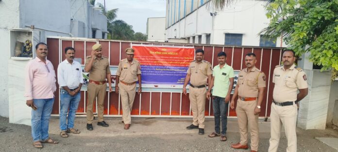 पुलिस टीम कार्रवाई करती है पुलिस टीम कार्रवाई करती है