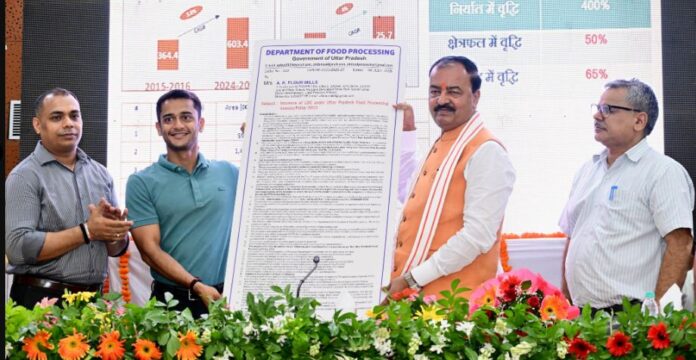 केशव प्रसाद मौर्य अनुदान चेक देते हुए