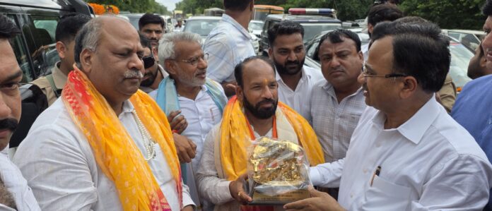 भाजपा नेता का स्वागत की तस्वीर