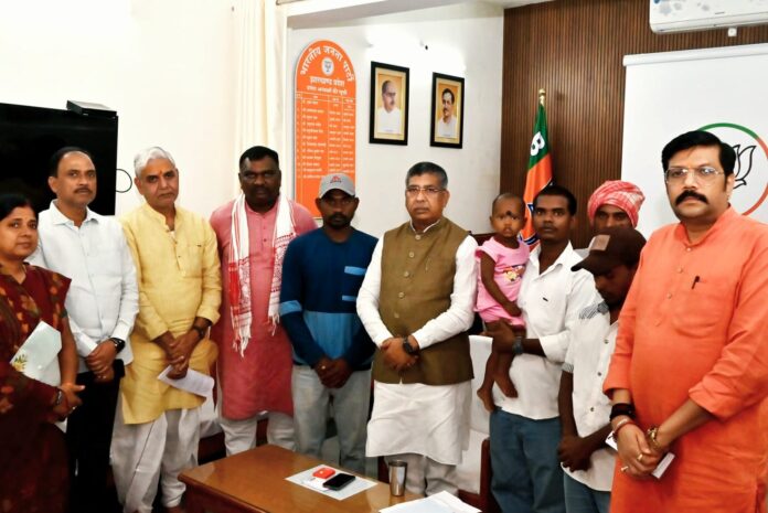 भाजपा नेता पीड़ित परिवार के साथ