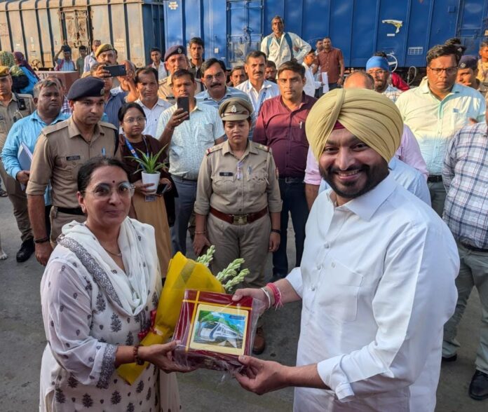 रेल राज्य मंत्री का स्वागत मुरादाबाद