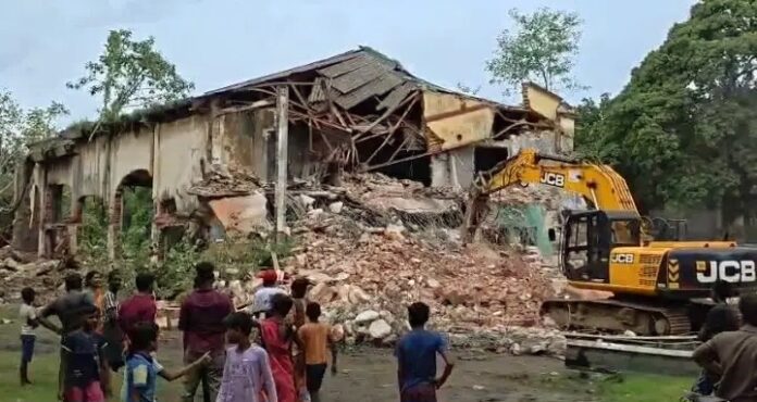 बुलडोजर से सिनेमा हॉल ध्वस्त वीडियो