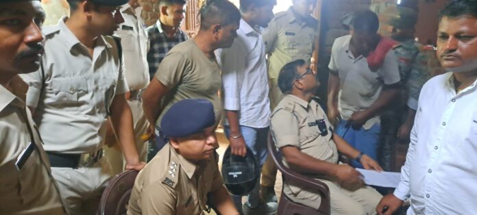 पुलिस जांच करती पुलिसकर्मियों की कार्रवाई पुलिस जांच करती पुलिसकर्मियों की कार्रवाई