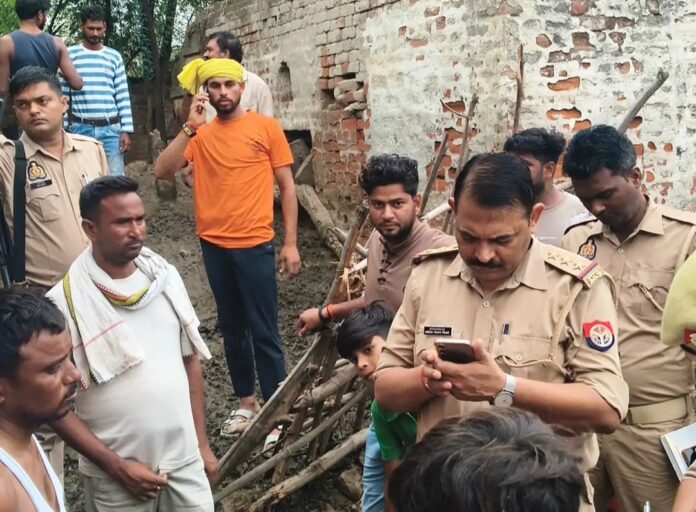 पुलिसकर्मी घटना स्थल पर तस्वीरें