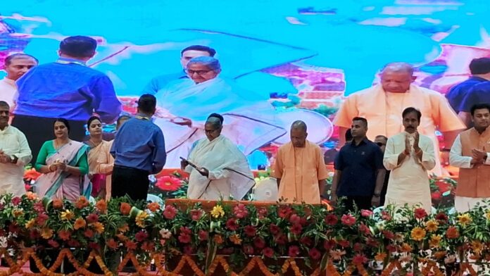 मुख्यमंत्री कैशलेस स्वास्थ्य सुविधा का शुभारंभ मुख्यमंत्री कैशलेस स्वास्थ्य सुविधा का शुभारंभ